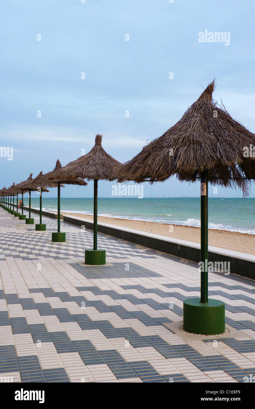 Sonnenschirme auf der Terrasse des Hotel Playa De La Luz - Rota, Cadiz, Spanien Stockfoto