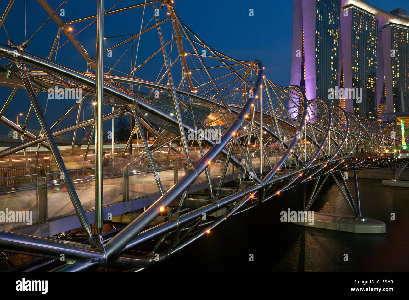 Die Helix-Brücke - verbindet das Marina Bay Sands Hotel mit Marina Central.   Marina Bay, Singapur Stockfoto