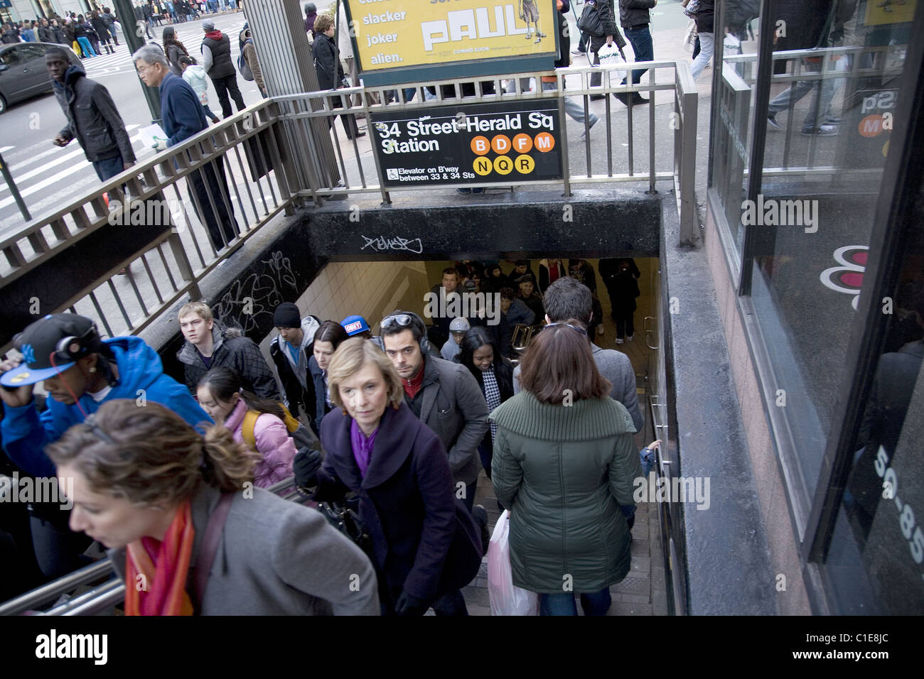 Eingang zu einer u-Bahnstation von der Straße an der 34th Street in New York Broadway 6th Ave kreuzt. Stockfoto