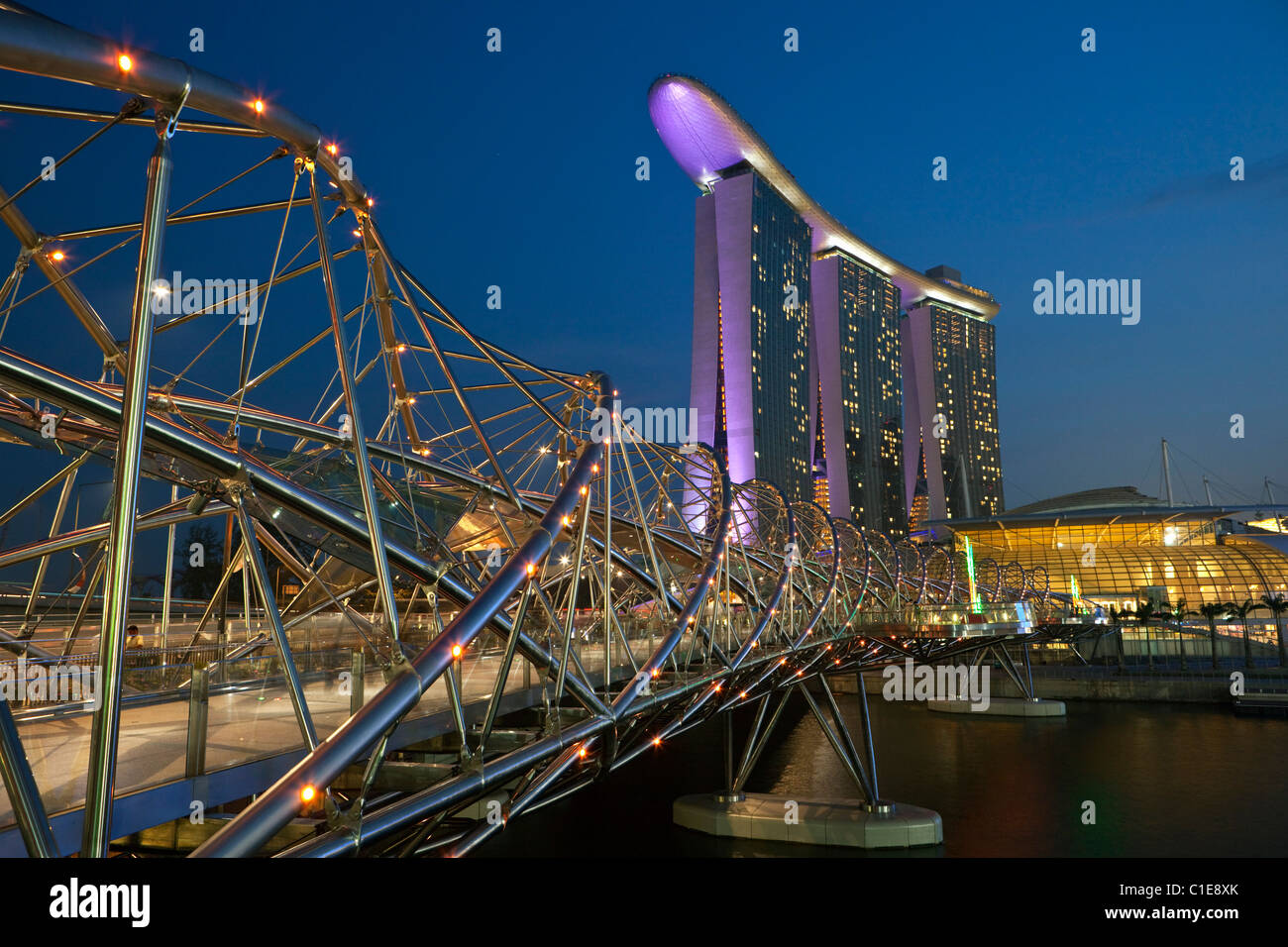 Der Helix-Brücke und Marina Bay Sands Singapore. Marina Bay, Singapur Stockfoto