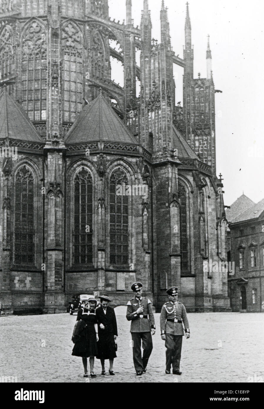 Deutsche Besetzung der Tschechoslowakei 1939 Nazi-Offiziere außerhalb St Vitus Cathedral in Prag Stockfoto