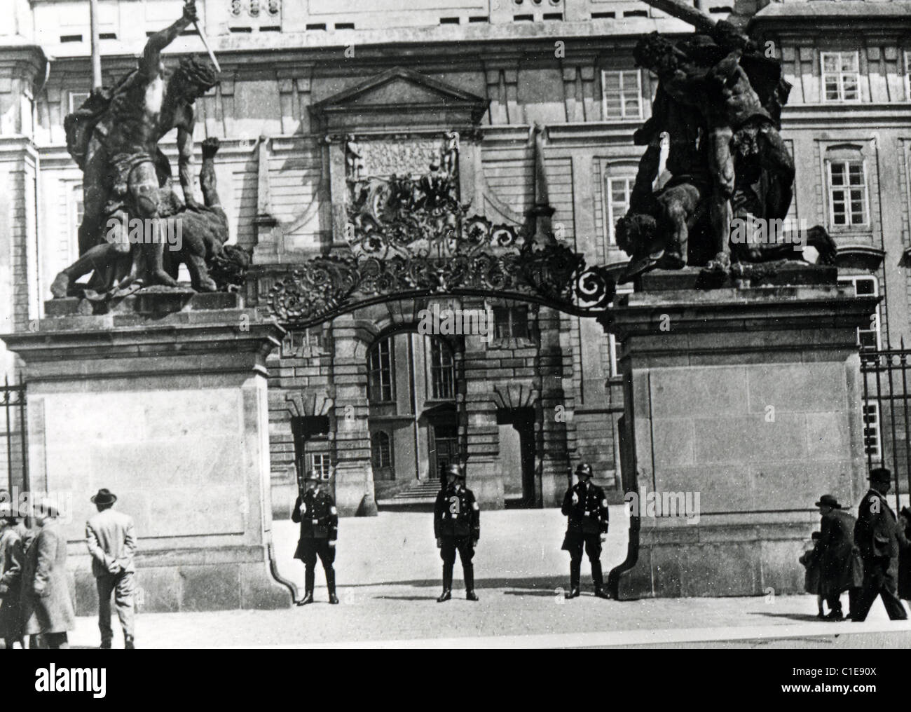 DEUTSCHE Soldaten GUARDING Prager Burg nach der Nazi-Okkupation der Tschechoslowakei im März 1939 Stockfoto