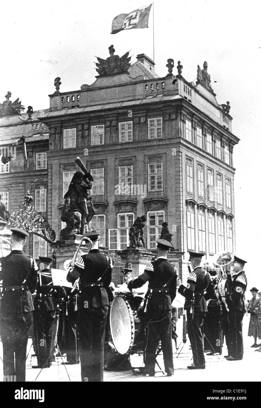 DEUTSCHE Armee-BAND spielt außen Prager Burg nach der Nazi-Okkupation der Tschechoslowakei im März 1939 Stockfoto