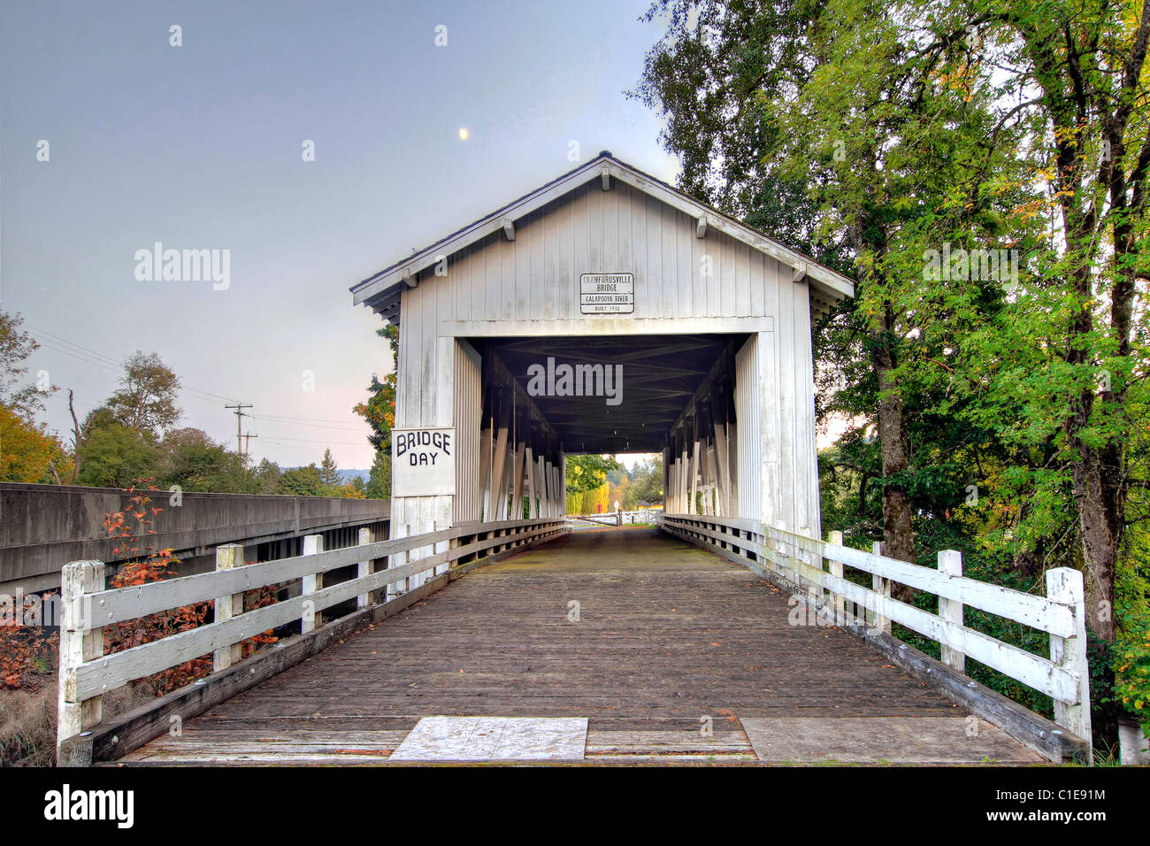 Crawsfordsville bedeckt Brücke von Oregon Calapooya Fluss entlang Stockfoto