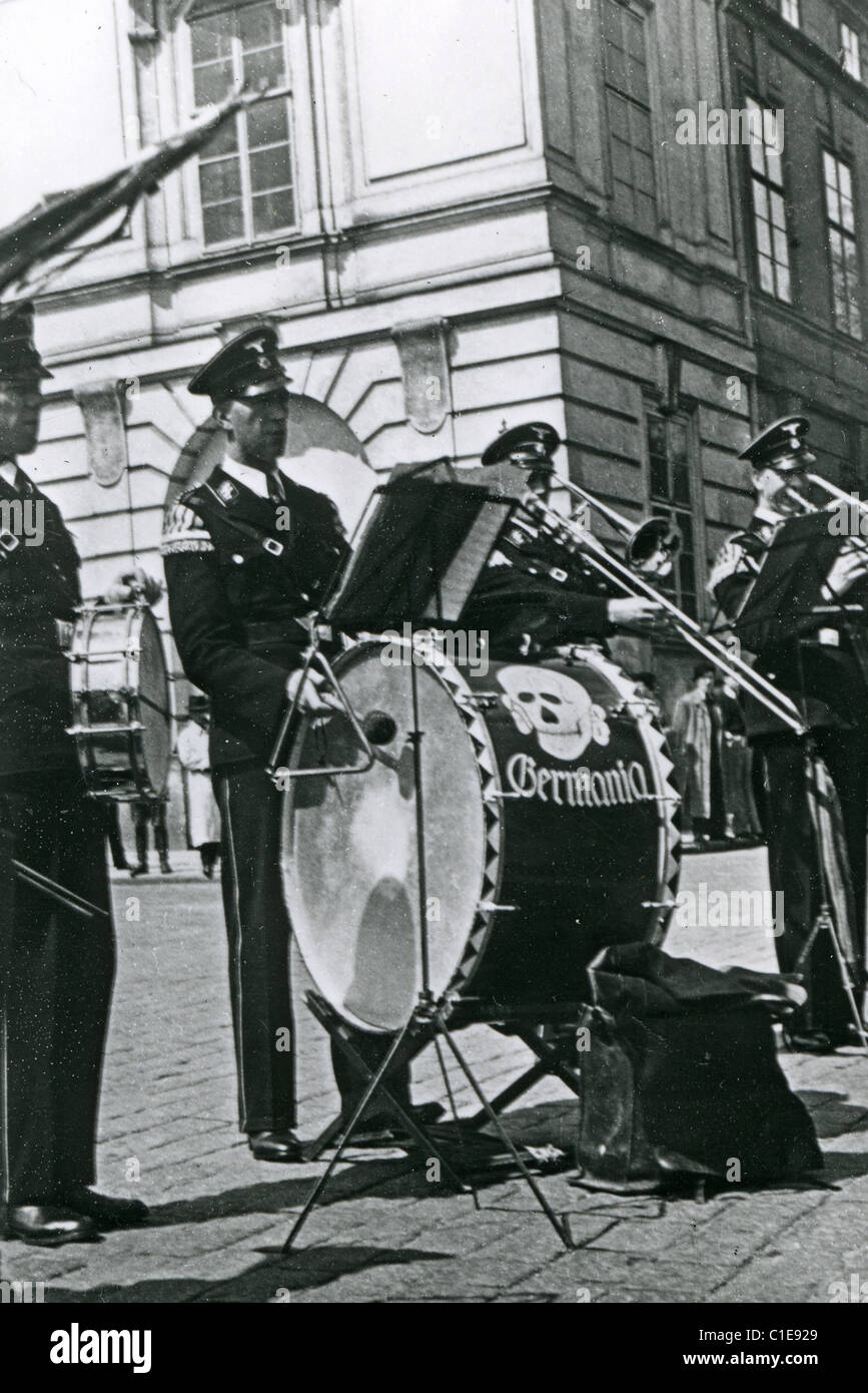 DEUTSCHE Armee-BAND spielt außen Prager Burg nach der Nazi-Okkupation der Tschechoslowakei im März 1939 Stockfoto