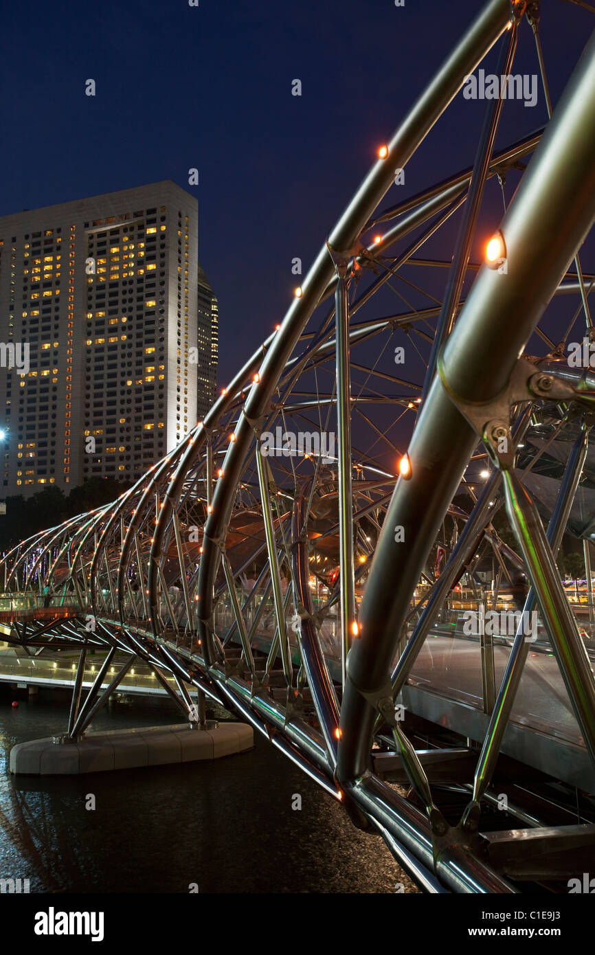Blick entlang der Helix-Brücke.  Die Brücke verbindet das Marina Bay Sands Hotel Marina Central.  Marina Bay, Singapur Stockfoto