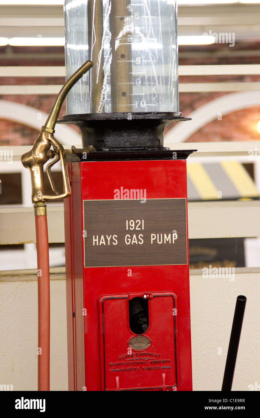 Gas pump alte Vintage rot 1921 Stockfoto