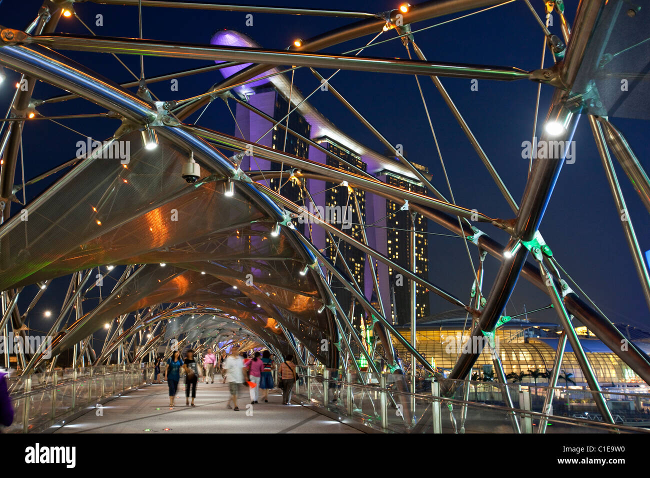 Blick entlang der Helix-Brücke, Marina Bay Sands Singapur.   Marina Bay, Singapur Stockfoto