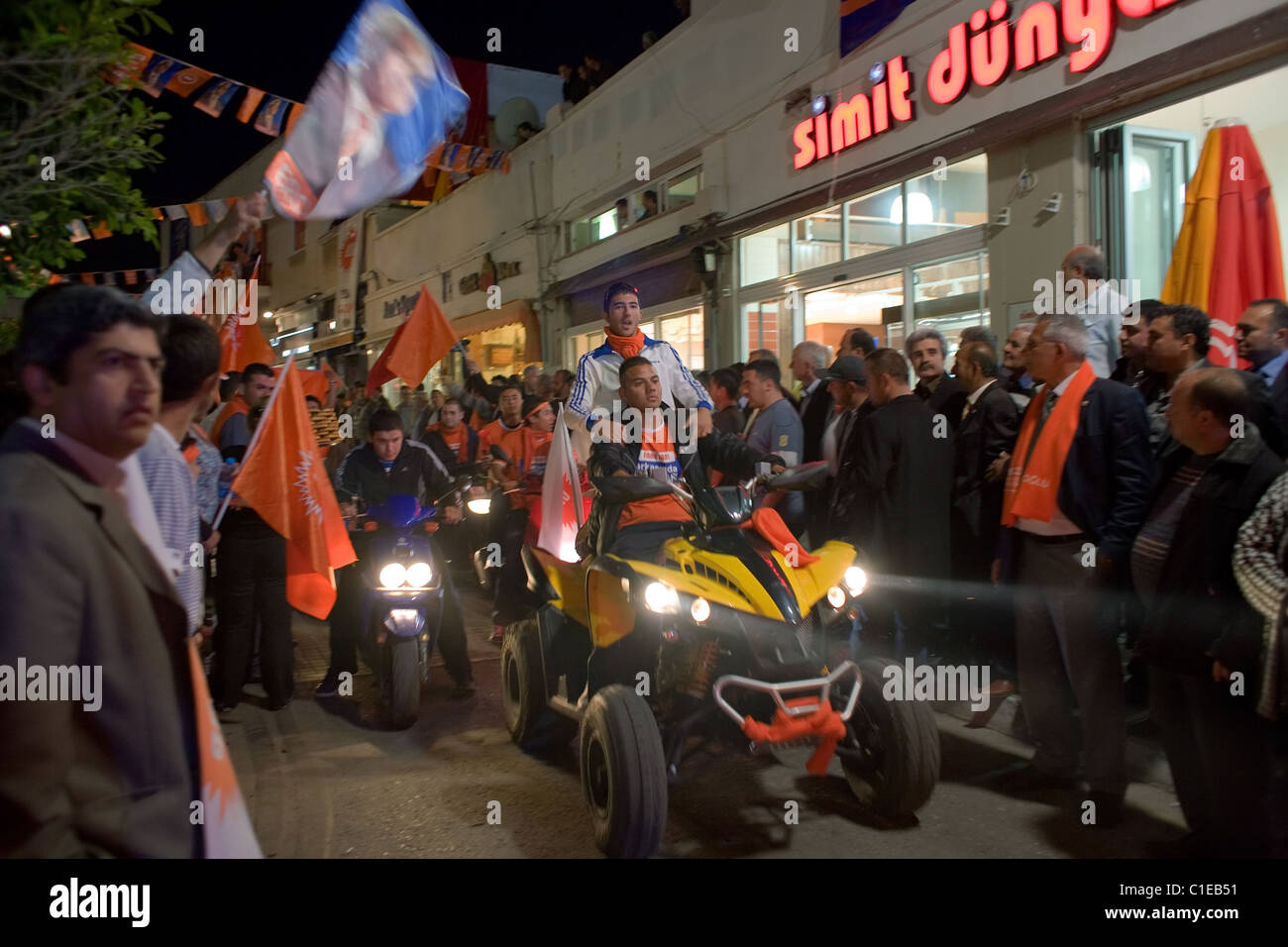 Motorrad-Parade vor der Kampagne Rallye der UBP, Kyrenia, türkische Republik Nordzypern Stockfoto