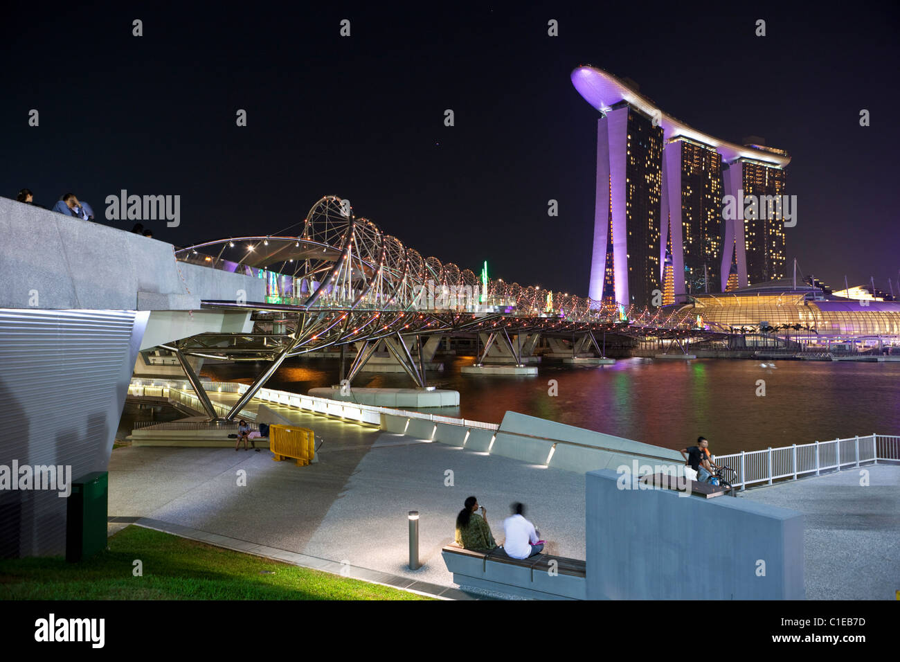 Der Helix-Brücke und Marina Bay Sands Singapore.  Marina Bay, Singapur Stockfoto