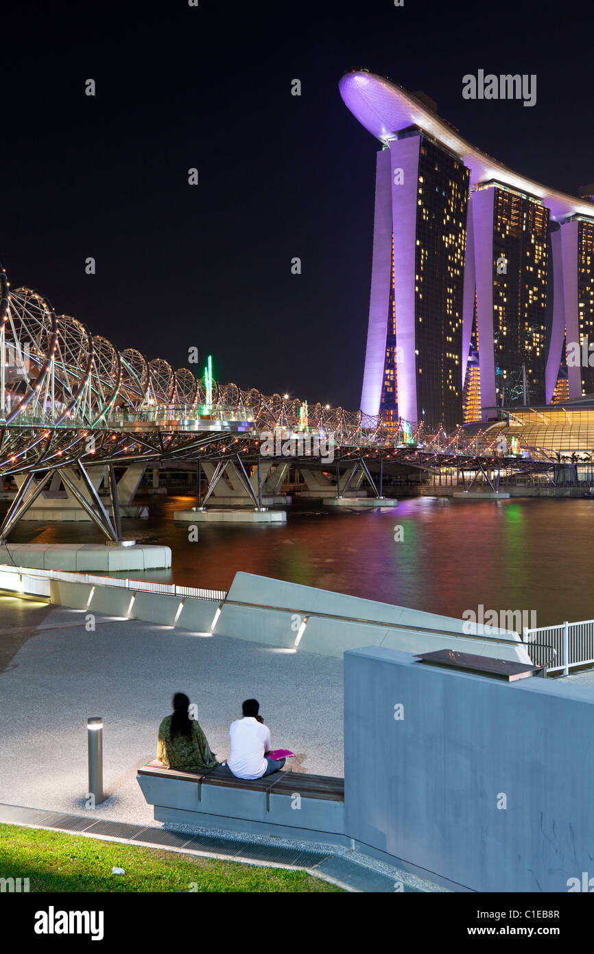 Der Helix-Brücke und Marina Bay Sands Singapore.  Marina Bay, Singapur Stockfoto