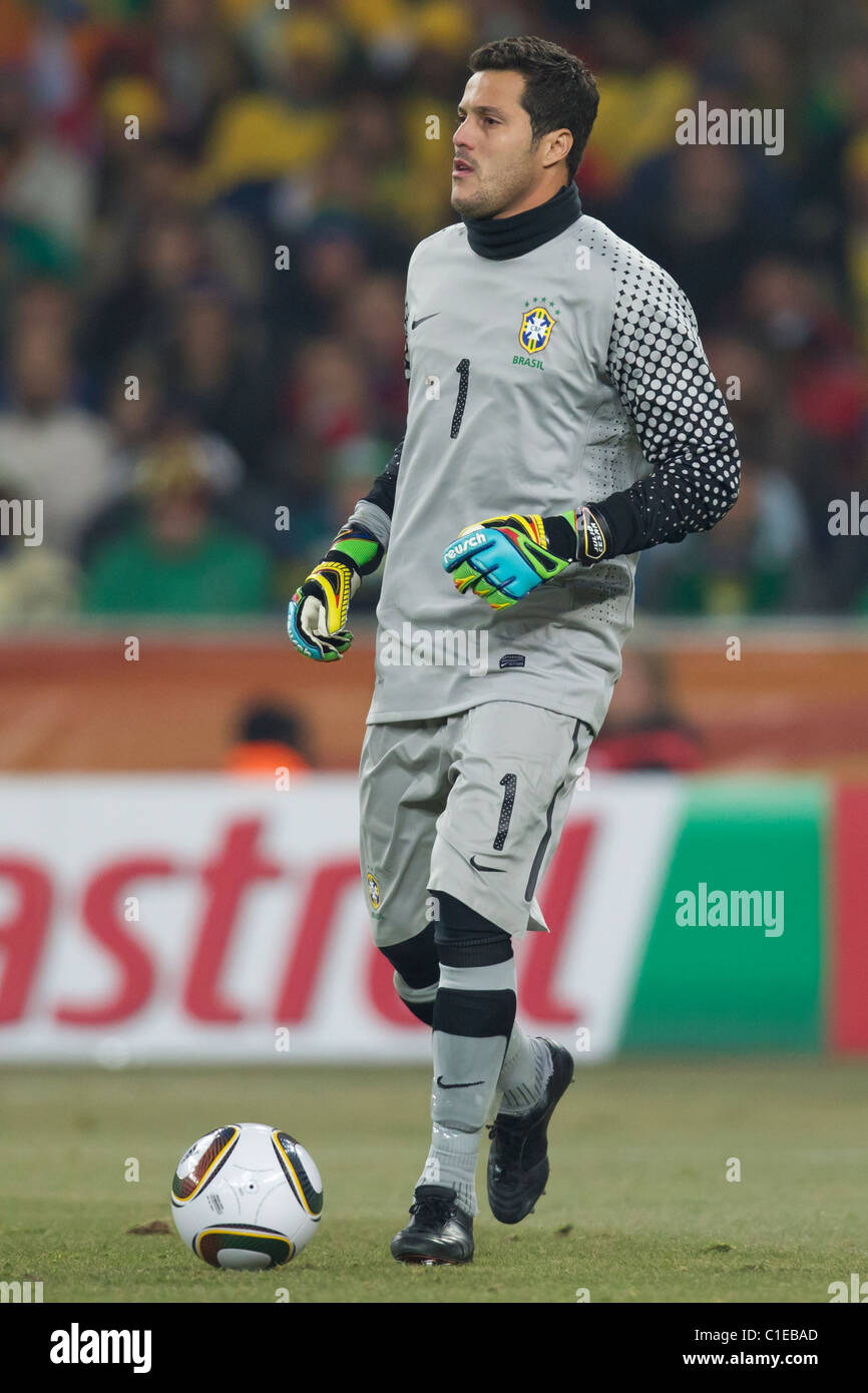 JOHANNESBURG – 20. JUNI: Brasilianischer Torhüter Julio Cesar im Fußball-City-Stadion in Johannesburg, Südafrika, beim Spiel der Gruppe G zur FIFA Fussball-Weltmeisterschaft 2010 gegen Elfenbeinküste am 20. Juni 2010. Nur redaktionelle Verwendung. Kommerzielle Nutzung verboten. Keine Nutzung von Push-to-Mobilgeräten. (Foto: Jonathan Paul Larsen / Diadem Images) Stockfoto