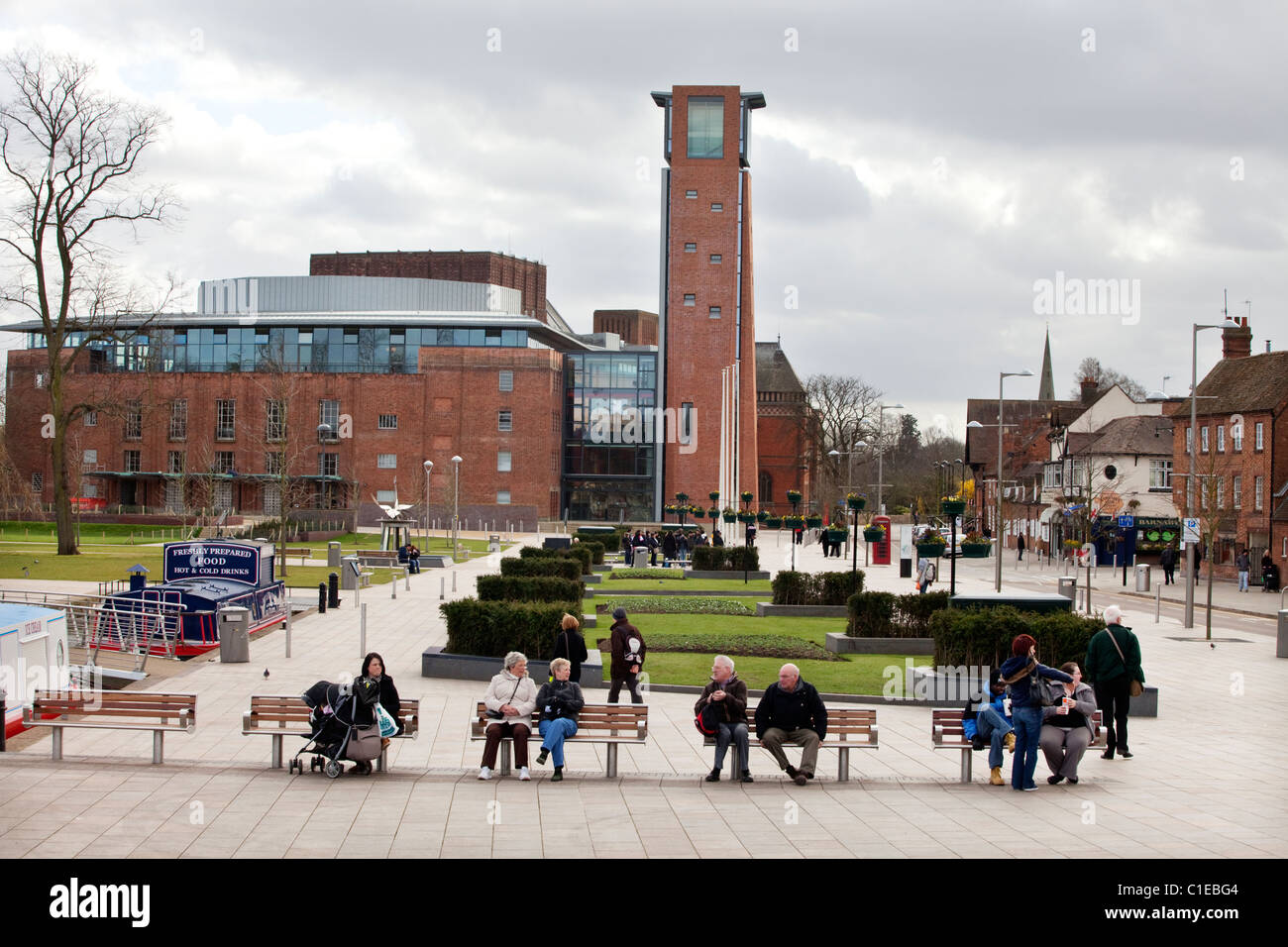 Neu neu eröffnete Royal Shakespeare Theatre in Stratford, Großbritannien. Menschen sitzen in Bancroft Gardens Stockfoto