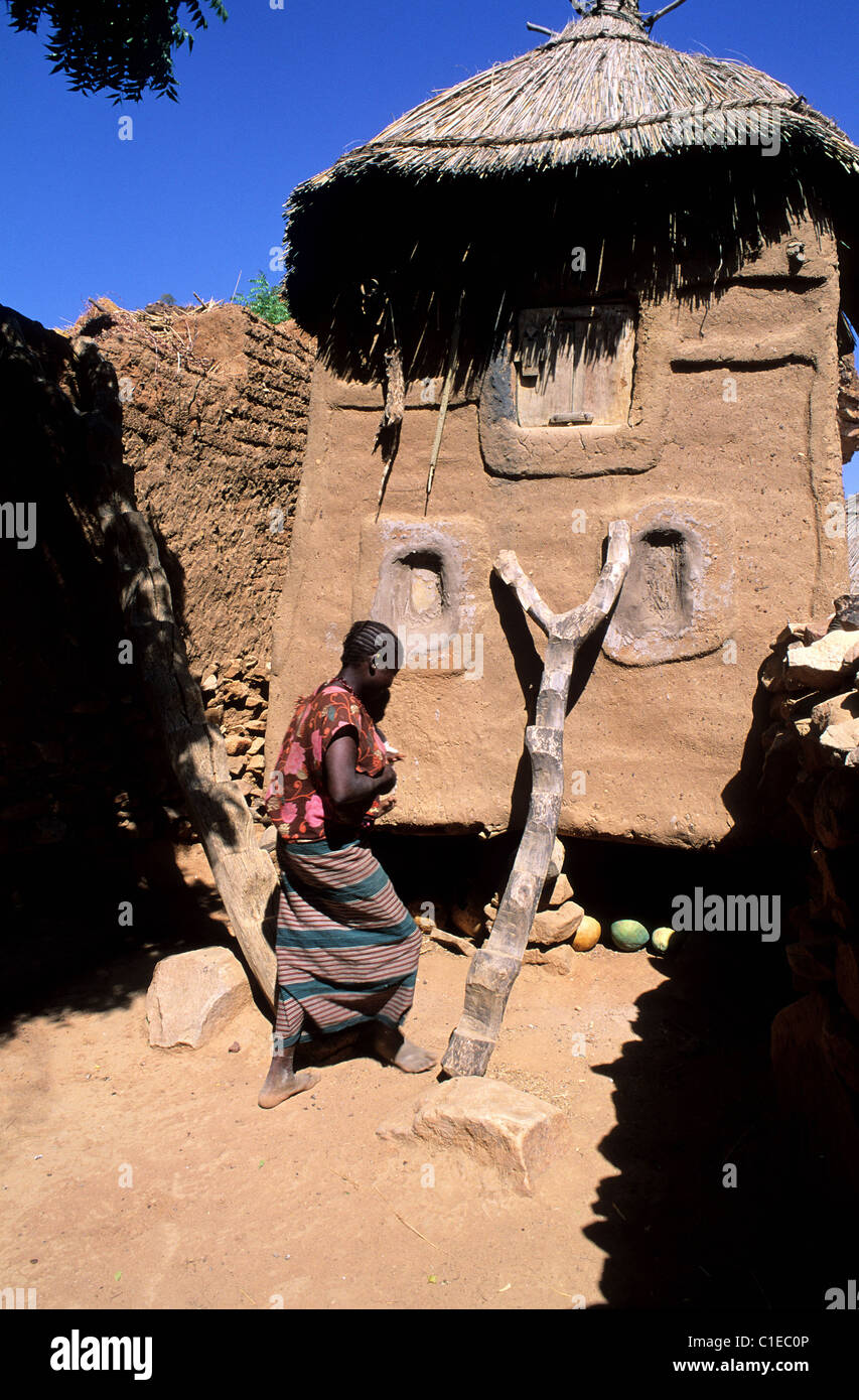 Mali, Dogonland, Frauen Getreidespeicher und die Holzleiter Stockfoto