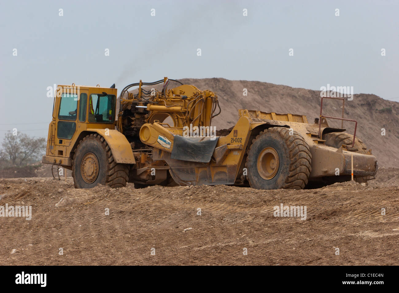 Erdbewegungsmaschinen Planierraupe Scrapper Raupe Katze Bau Erde bewegen Stockfoto