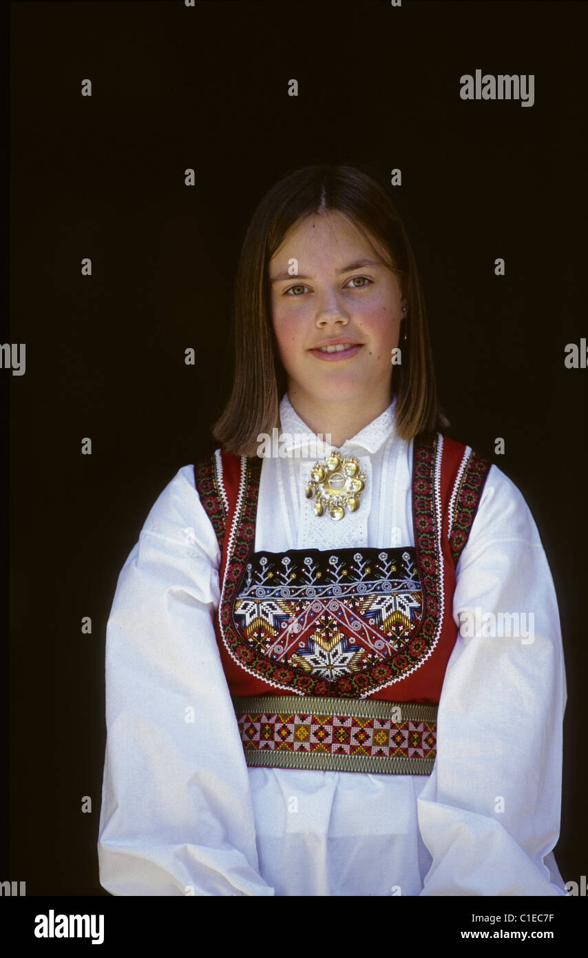 Norwegen, Norwegen von Süden, Hardenger, norwegischer Jugendlicher in traditioneller Tracht Stockfoto