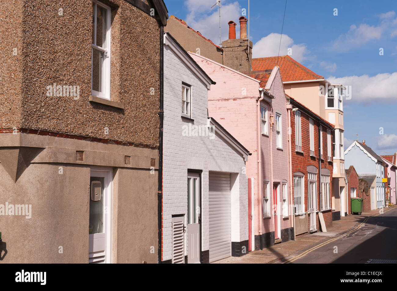 Eine Reihe von Häusern auf einer Seitenstraße in Aldeburgh, Suffolk, England, Großbritannien, Uk Stockfoto