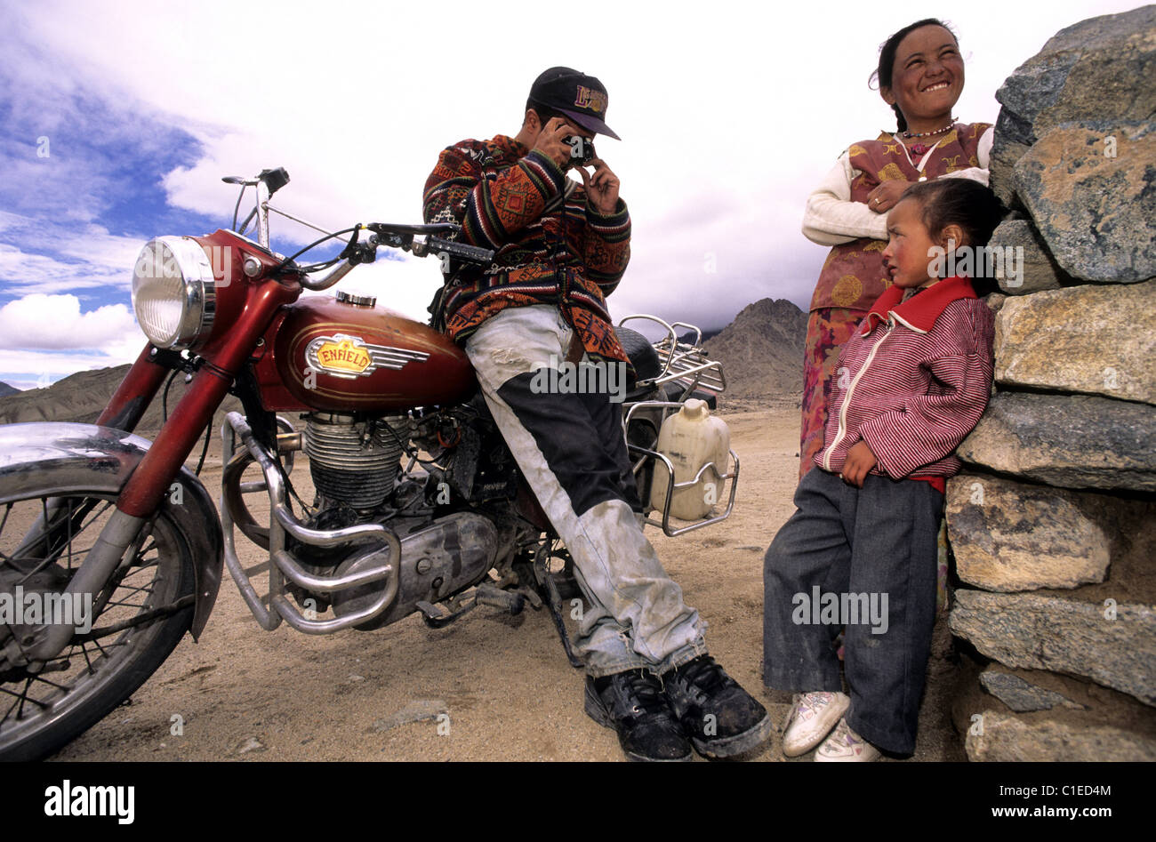 Indien, Ladakh, ein Enfield Biker nimmt ein Bild an der Bushaltestelle Likir Stockfoto