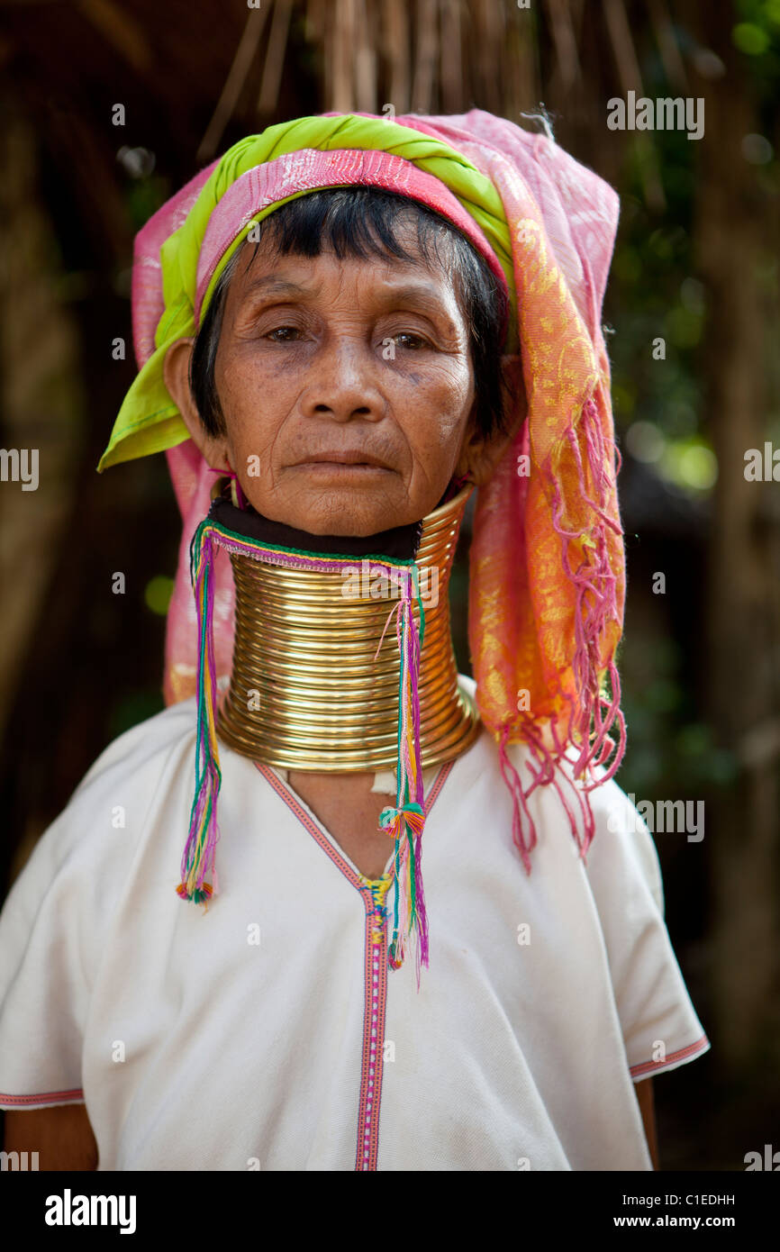 Langer Hals Karen alte Frau stehen im Dorf Ban Nai Soi, Mae Hong Son, Thailand Stockfoto