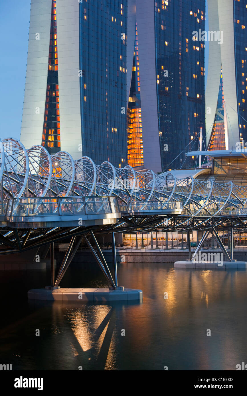 Die Helix-Brücke - eine Fußgängerzone Gehweg bringt das Marina Bay Sands Hotel Marina Zentrum.  Marina Bay, Singapur Stockfoto