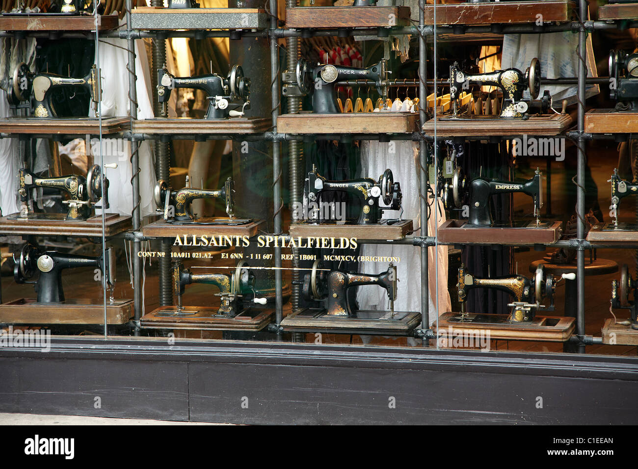 Vintage Nähmaschinen im Fenster des Allsaints Spitalfields, The Lanes, Brighton, East Sussex, England, Vereinigtes Königreich Stockfoto
