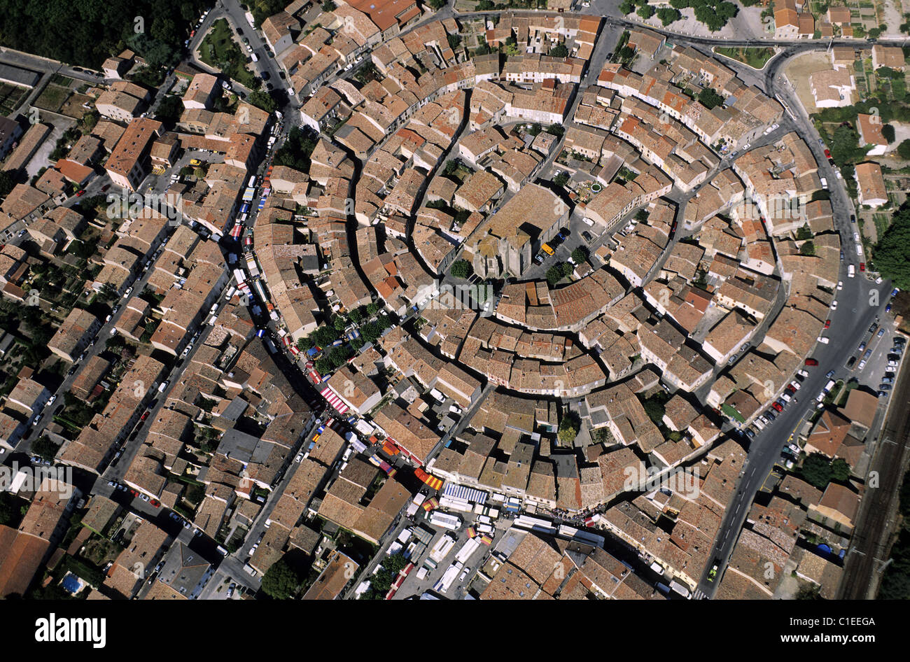 Frankreich, Aude, Katharer Dorf von Bram gebaut in konzentrischen Kreisen rund um die Kirche (Luftbild) Stockfoto
