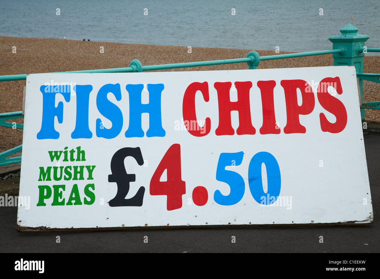 Fish And Chips mit Erbsenpüree unterzeichnen, Brighton Waterfront, East Sussex, England, Vereinigtes Königreich Stockfoto