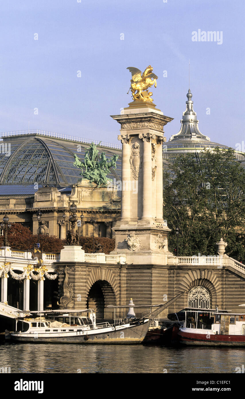 Frankreich Paris Ufer des Flusses Seine Weltkulturerbe von UNESCO Alexandre III Brücke vor der Kuppel des Grand Stockfoto