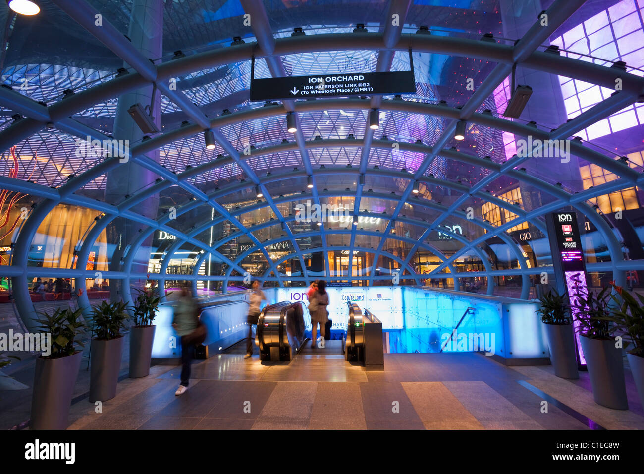 Eingang zur MRT-Station am ION Orchard Mall im shopping District der Orchard Road, Singapur Stockfoto