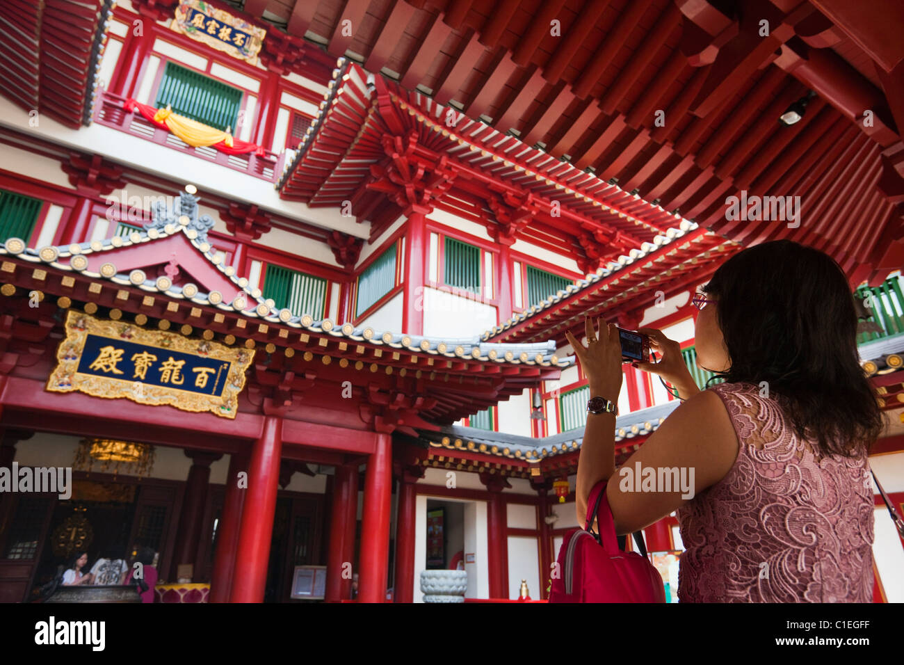 Touristen am Eingang zum Buddha Tooth Relic Temple und Museum, Chinatown, Singapur Stockfoto