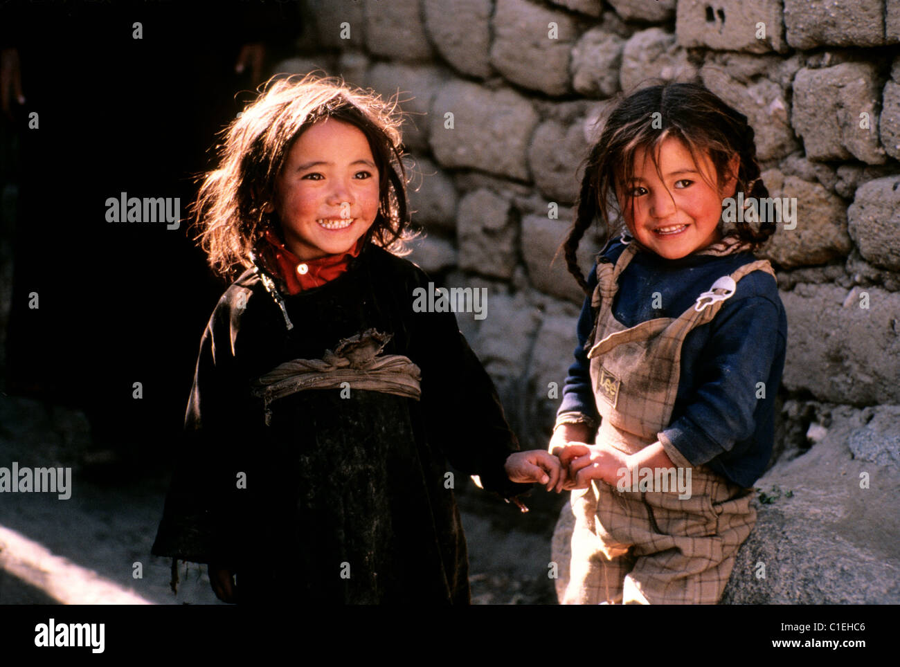 Indien, Ladakh Provinz, Kinder auf der Straße der Stadt Leh Stockfoto