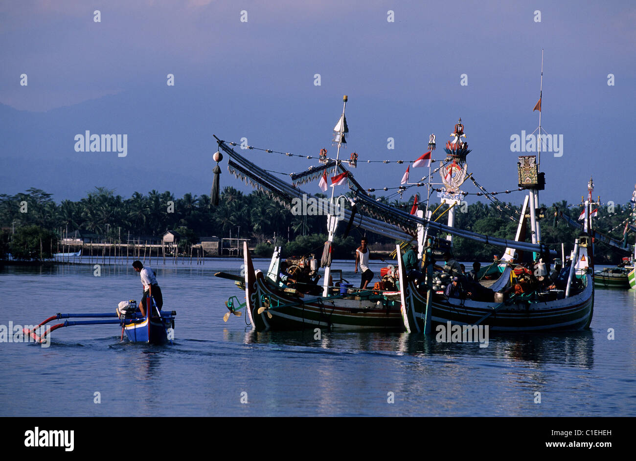 Indonesien, Bali Insel, dekoriert hoch Angelboote/Fischerboote in Perancak Stockfoto