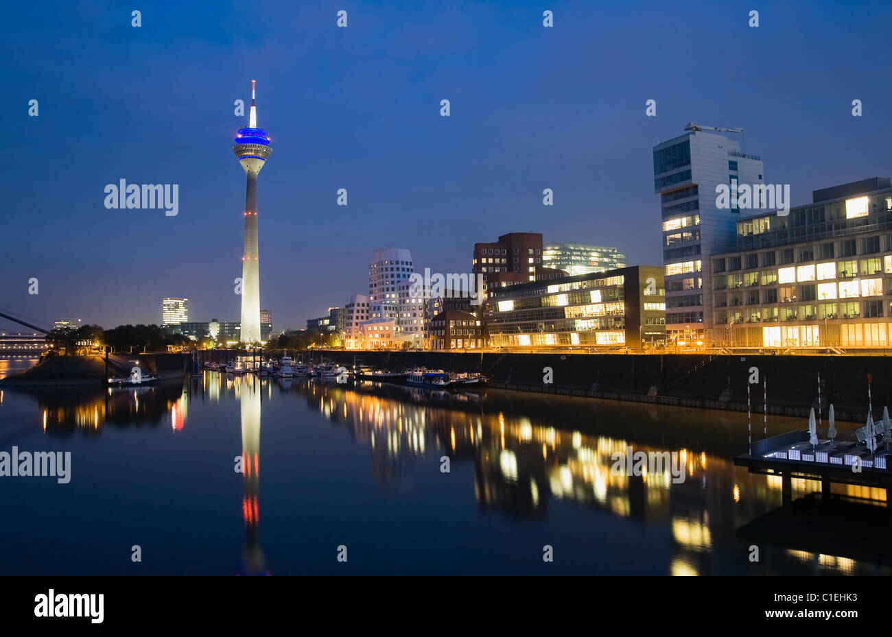 Nachtaufnahme des Medienhafens in Düsseldorf, Deutschland Stockfoto