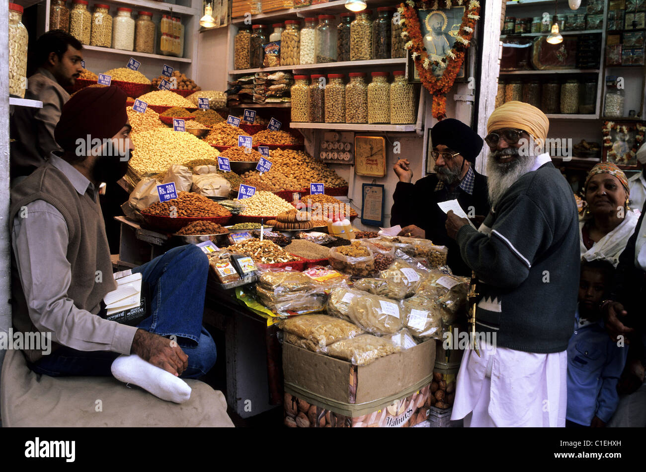 Alt-Delhi, Indien-Verkäufer in Chandni Chowk Straße Stockfoto