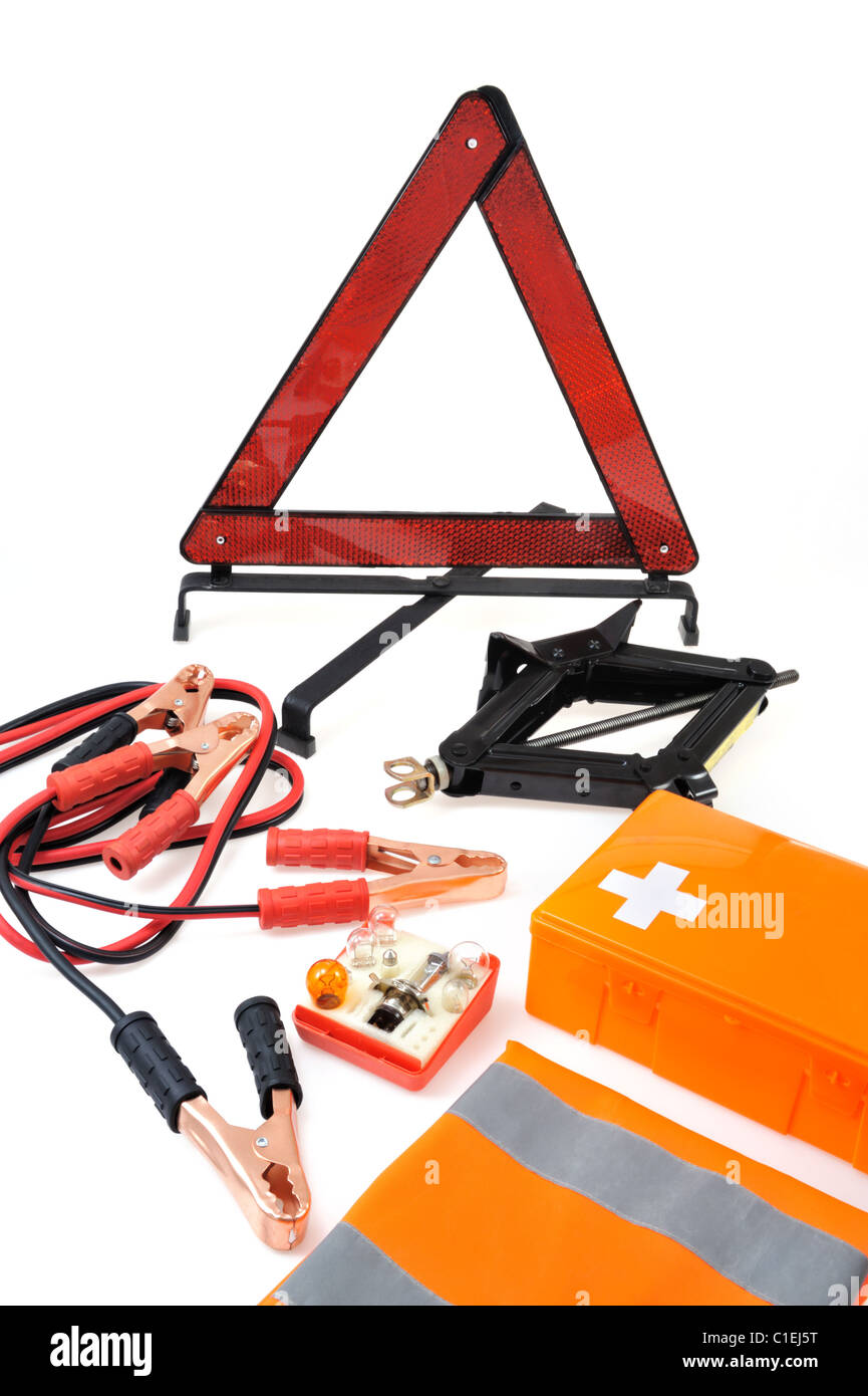 Notfall-Kit für Auto - Verbandskasten, Wagenheber, Starthilfekabel, Warndreieck, Glühbirne Kit, reflektierende Weste Stockfoto