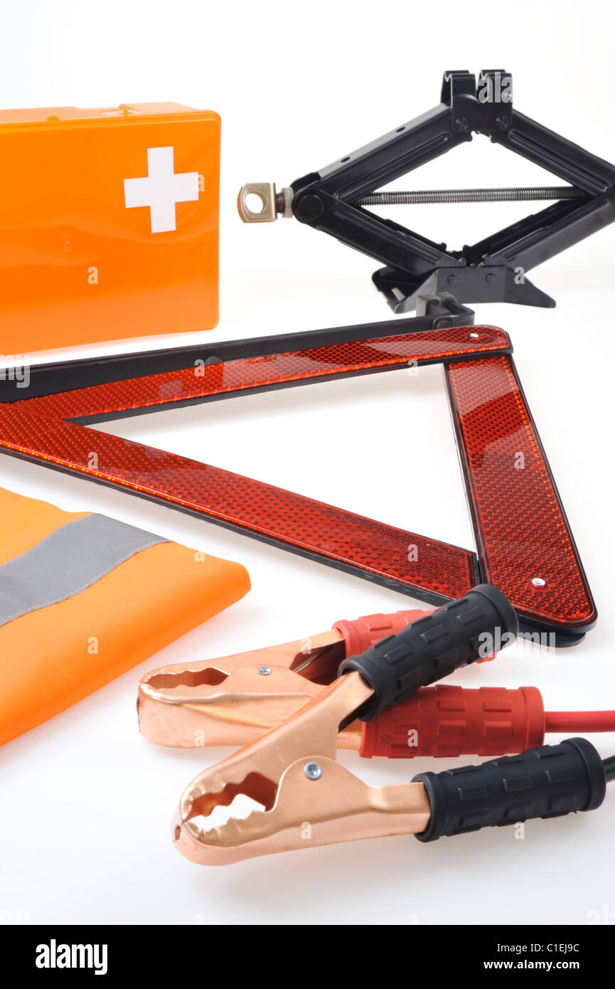 Notfall-Kit für Auto - Verbandskasten, Wagenheber, Starthilfekabel, Warndreieck, Warnweste Stockfoto