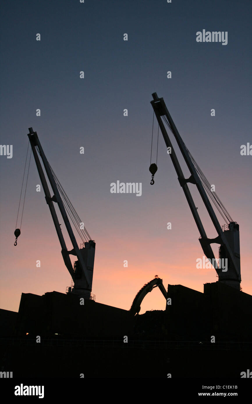 Schiff Krane Silhouette bei Sonnenuntergang, Liverpool Docks, UK Stockfoto