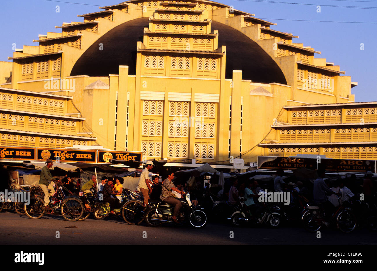 Kambodscha, Phnom Penh, der große Markt und Rikschas Stockfoto