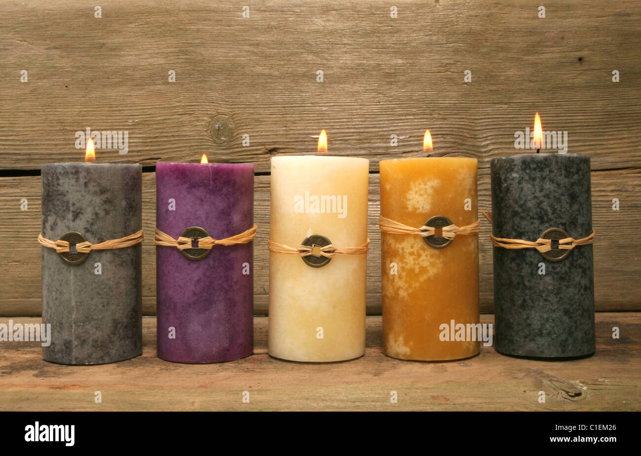 Fünf Feng Shui Kerzen gegen rustikale Holz Stockfoto