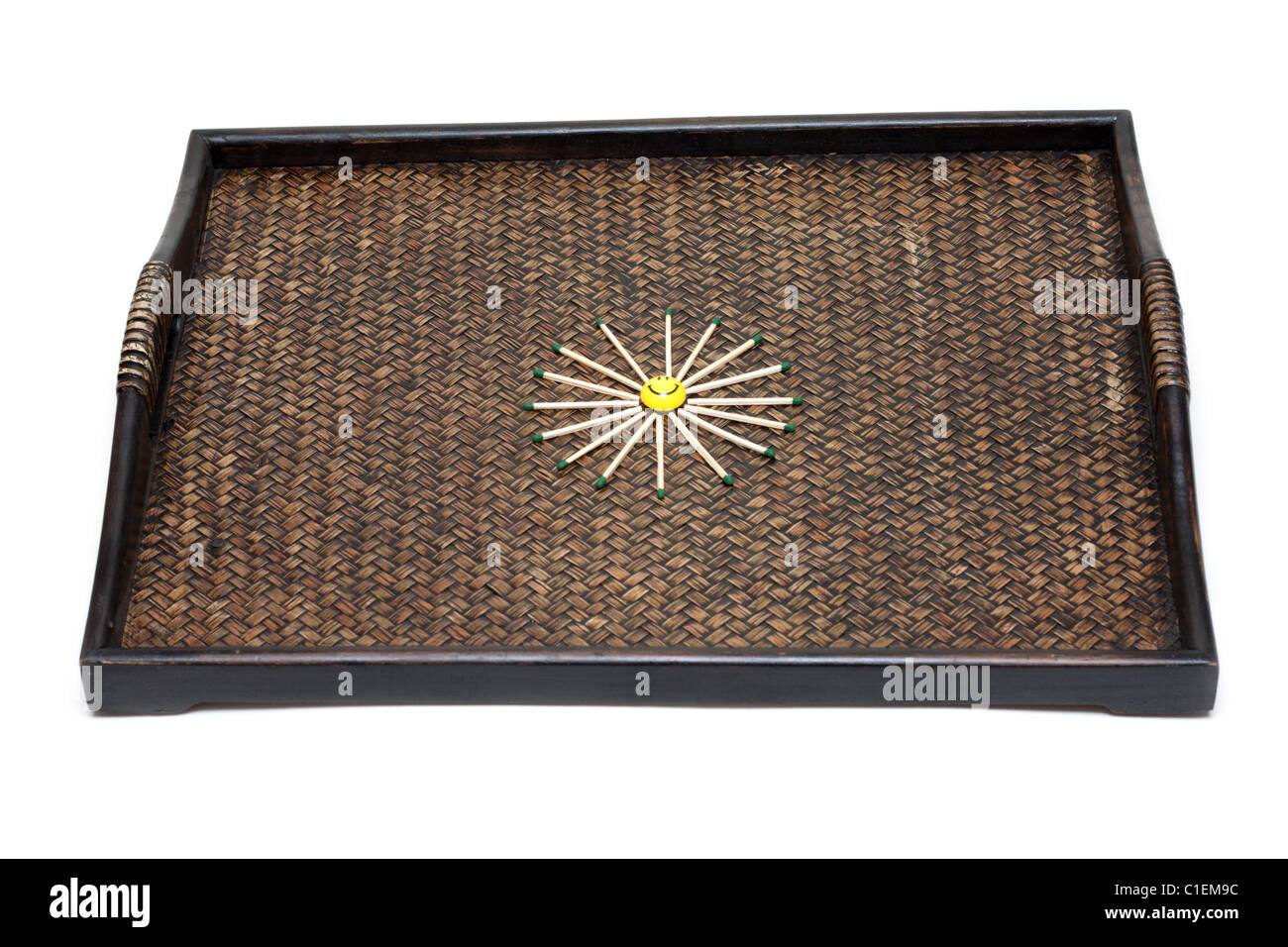 Gelbe Lächeln mit Match auf Bambus-Tablett, auf weißem Hintergrund Stockfoto