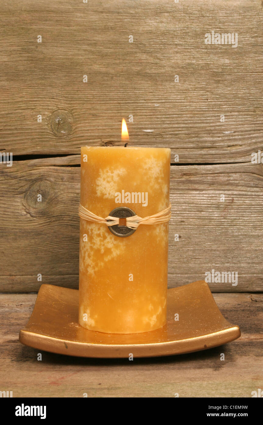 Gelbe Feng Shui Kerze gegen Holz Stockfoto