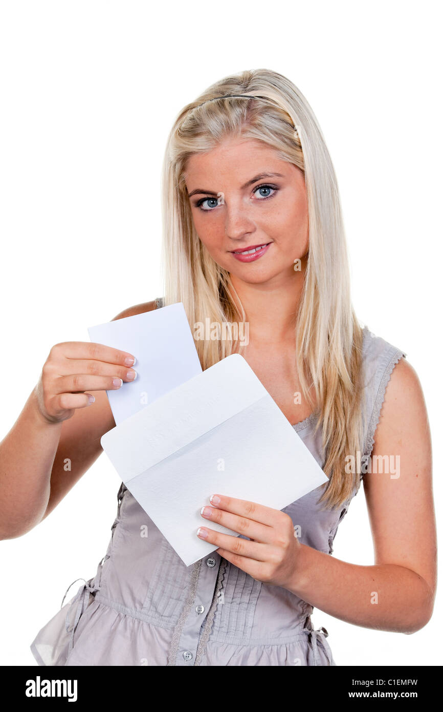 junge Frau legte ihm Brief im Umschlag Stockfoto