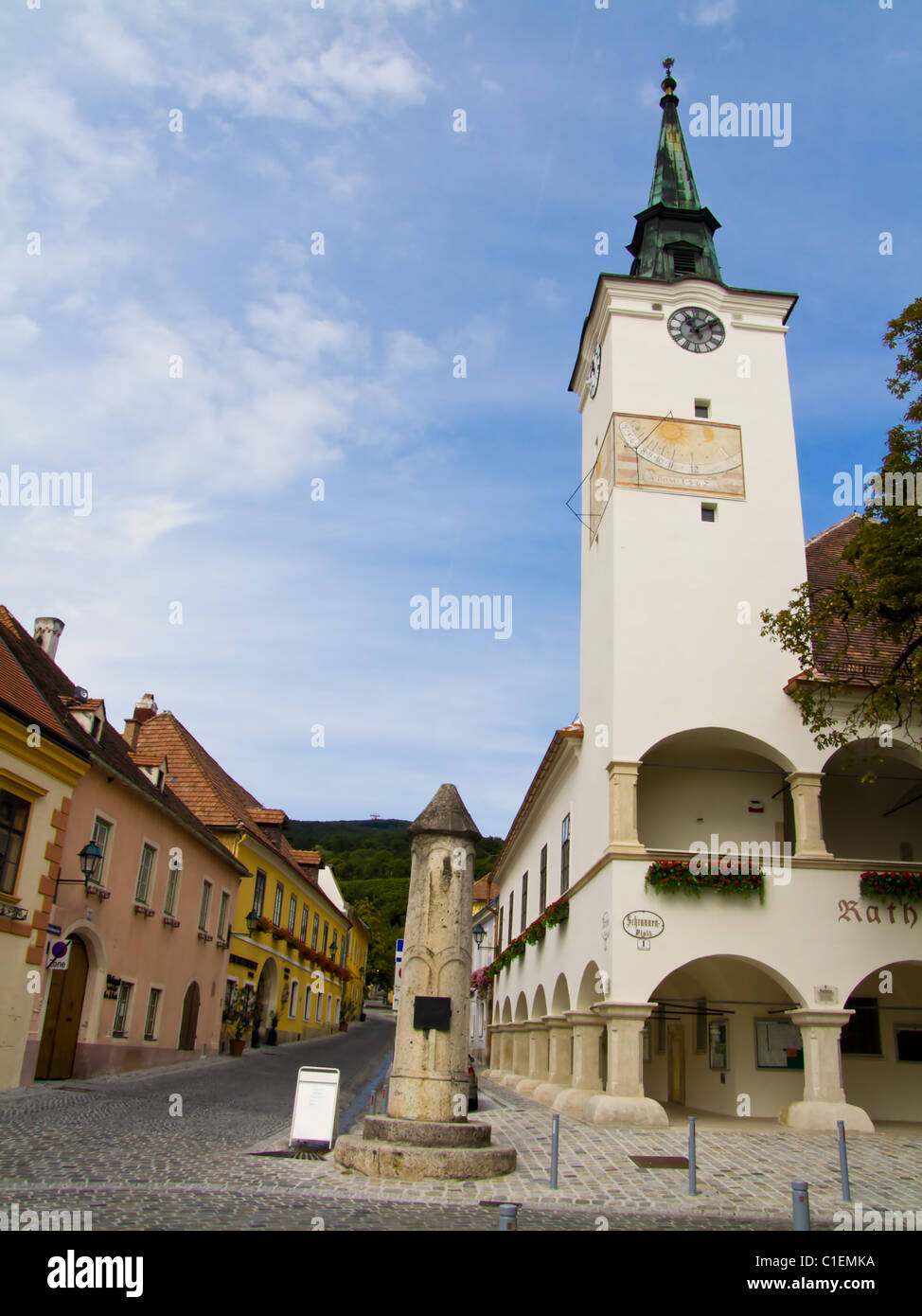 Österreich, Niederösterreich, Gumpoldskirchen, Stadtansicht mit Kirche Stockfoto