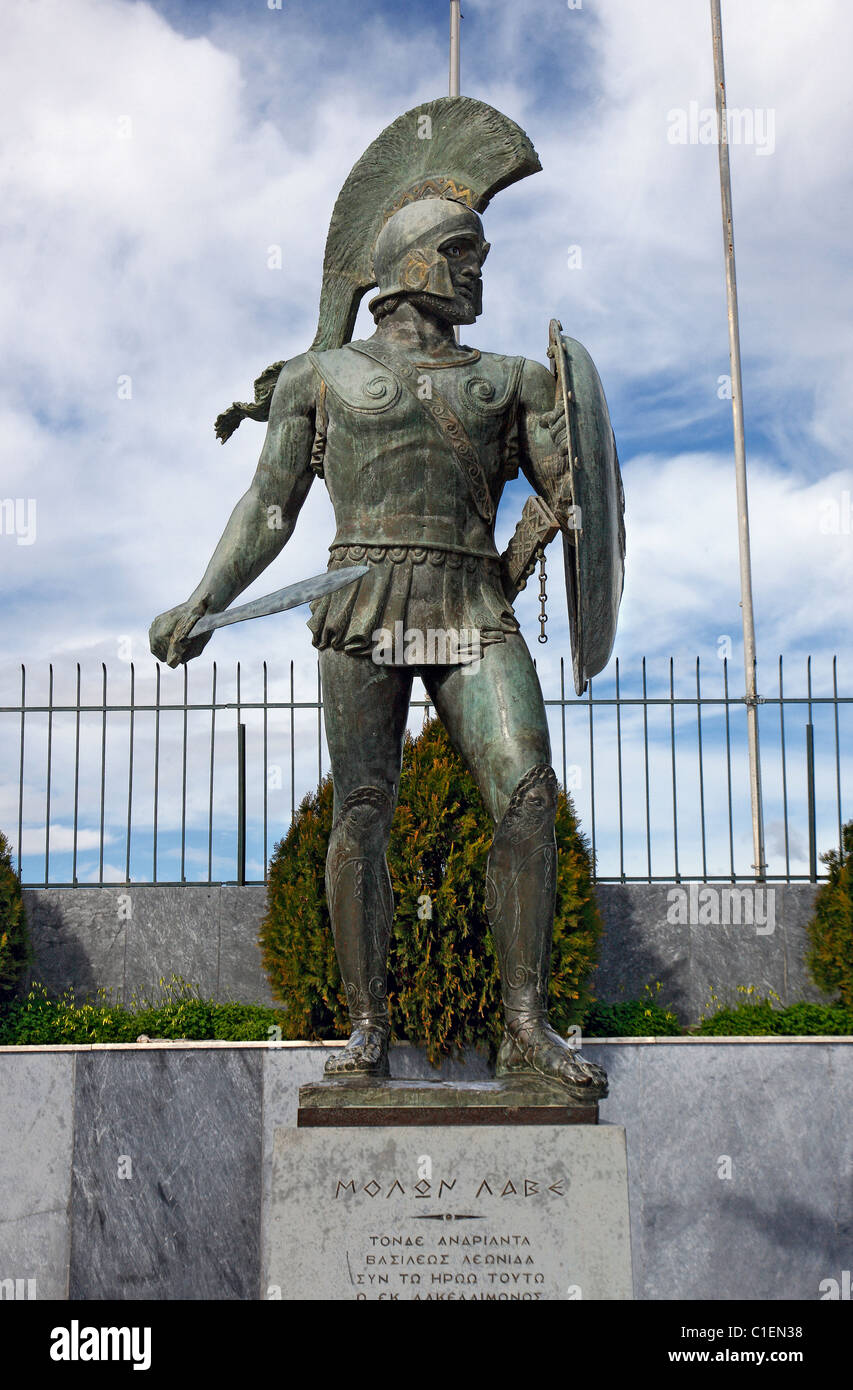Statue von Leonidas, König der legendären alten Spartanischer Krieger, vor den nationalen Stadion von Sparta, Lakonia, Griechenland Stockfoto