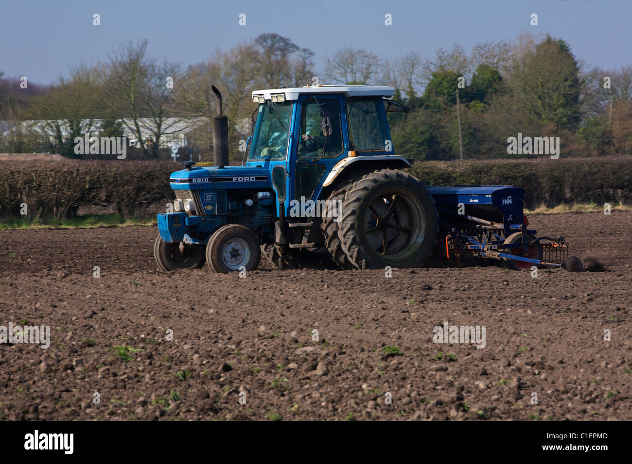 Ford 6610 Traktor säen Samen mit einer Drillmaschine Originalersatzteile Stockfoto