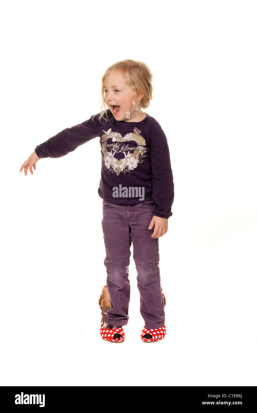 Kind mit großen Schuhen. Symbol für Wachstum und Zukunft. Stockfoto