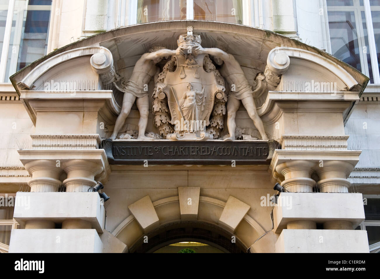 City of London, Eingang mit Wappen des Institute of Chartered Accountants in England & Wales Stockfoto
