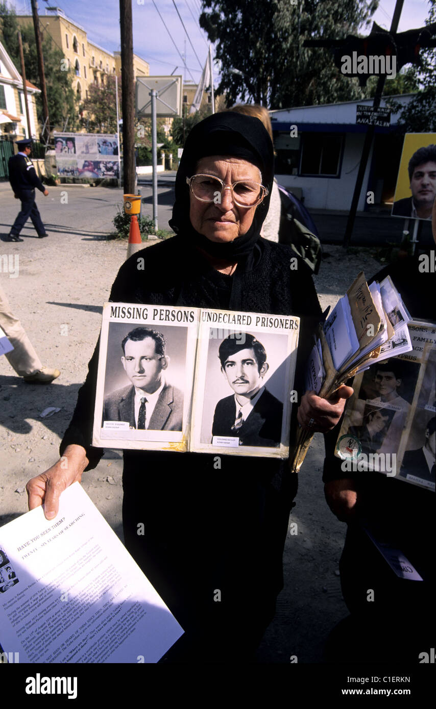 Zypern-Nikosia Wifes & Mütter von vermissten Personen von 1974 am einzigen Kontrollpunkt der grünen Linie vor Ledra Palace Stockfoto