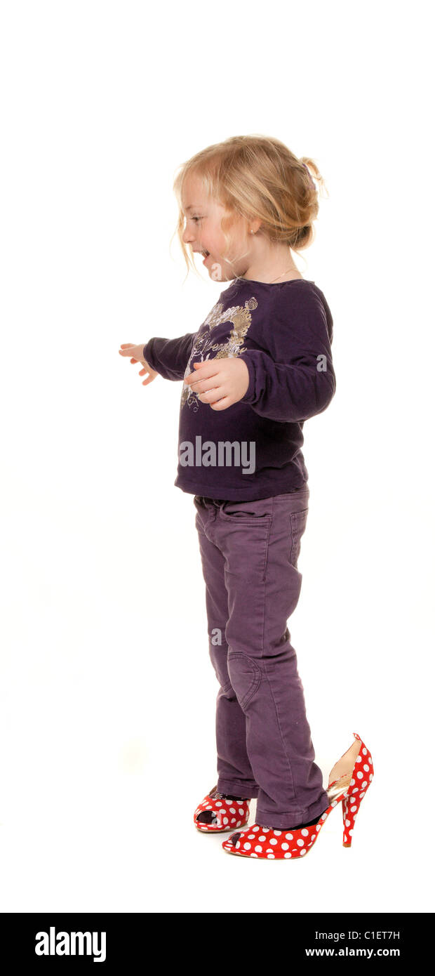 Kind mit großen Schuhen. Symbol für Wachstum und Zukunft. Stockfoto