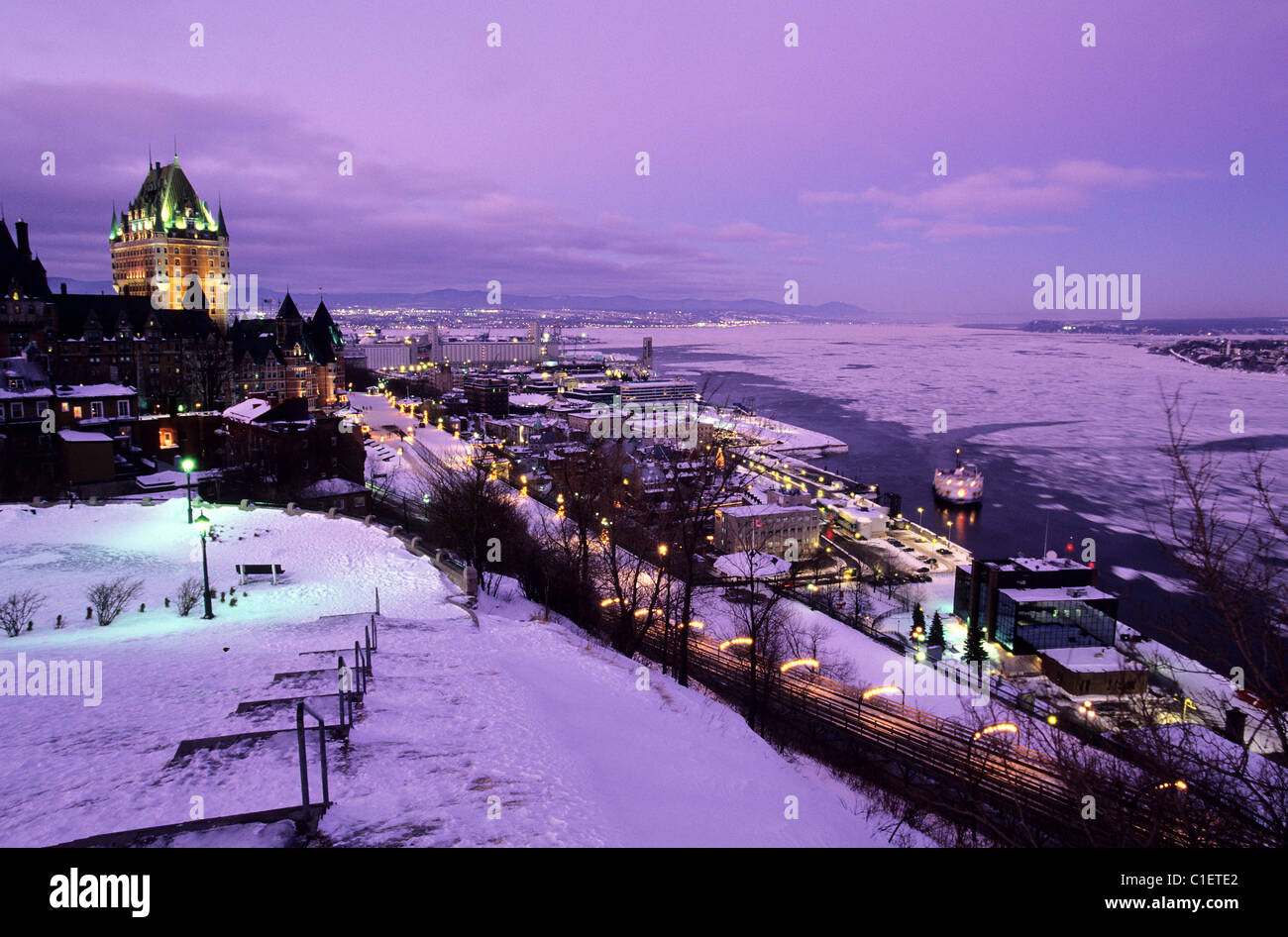 Kanada Quebec Provinz Québec (Stadt) im Winter die Frontenac Burg & Saint Lawrence River ein Blick von der Ebenen von Abraham Stockfoto